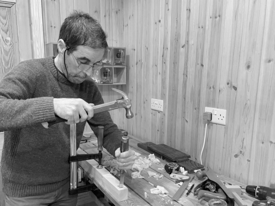 Cutting mortices with hand tools Cutting mortices with hand tools